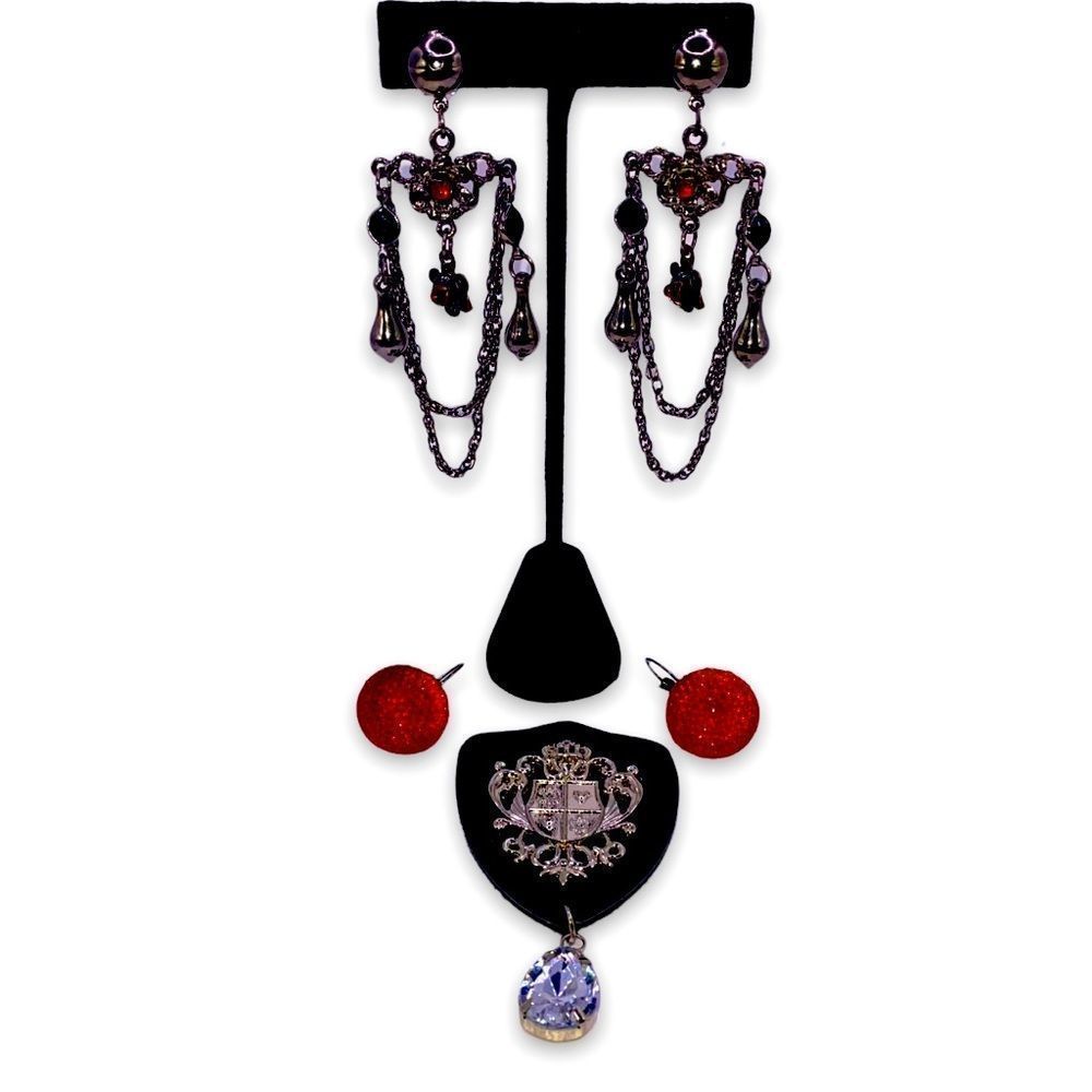 𝅺jewelry Lot Bundle 2 pair clip on earrings and pin Gothic